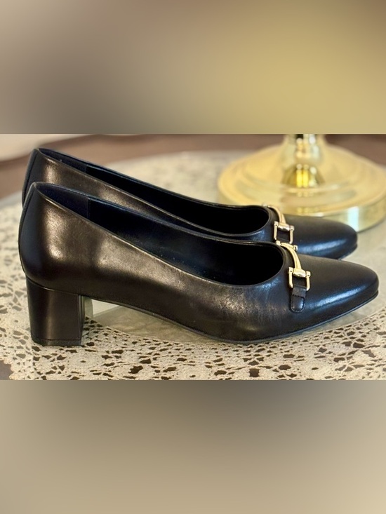 Trotters Shoes - Classic Trotters with metal clasp, size 8M